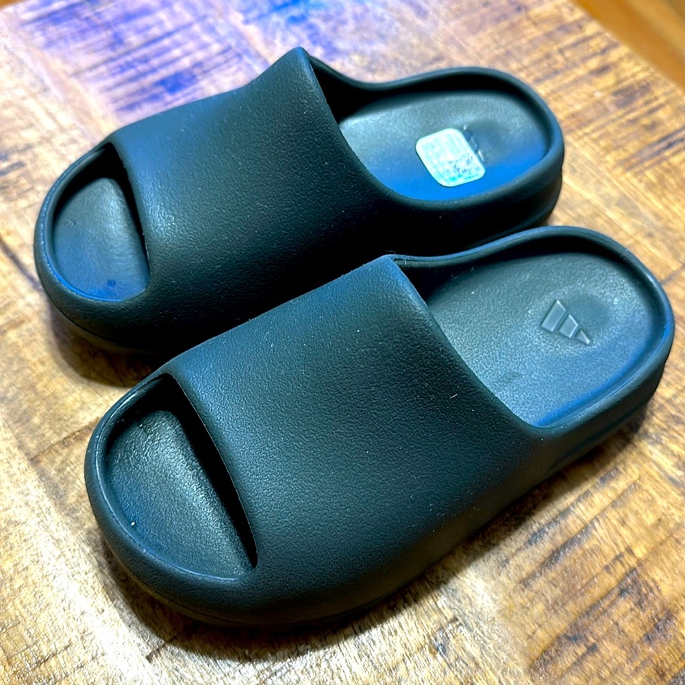 Yeezy Slides Kids 12 (Dark Onyx)